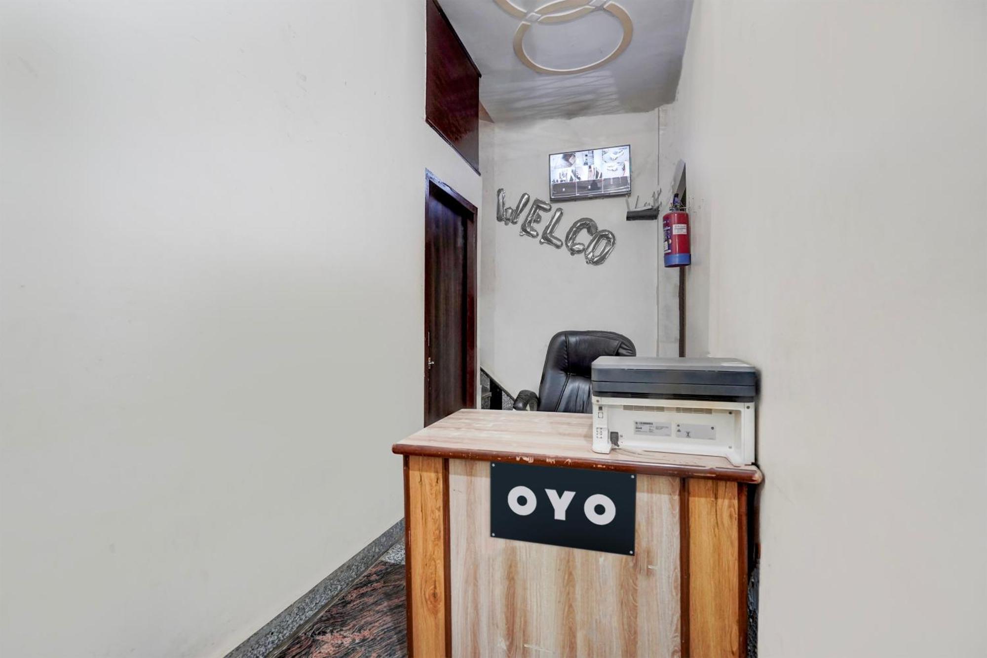 Oyo Hotel Maharaja Palace มีรัท ภายนอก รูปภาพ