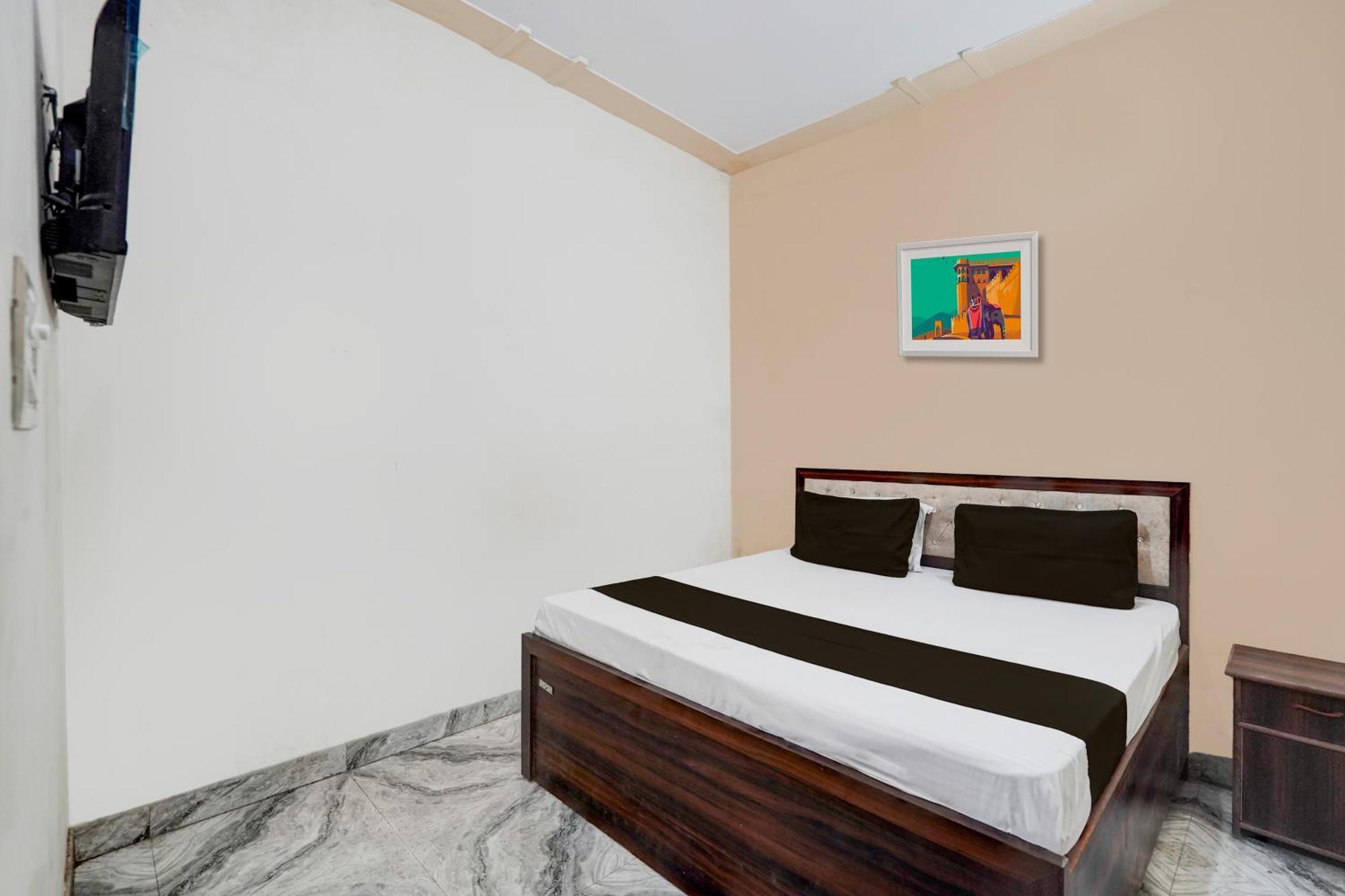Oyo Hotel Maharaja Palace มีรัท ภายนอก รูปภาพ