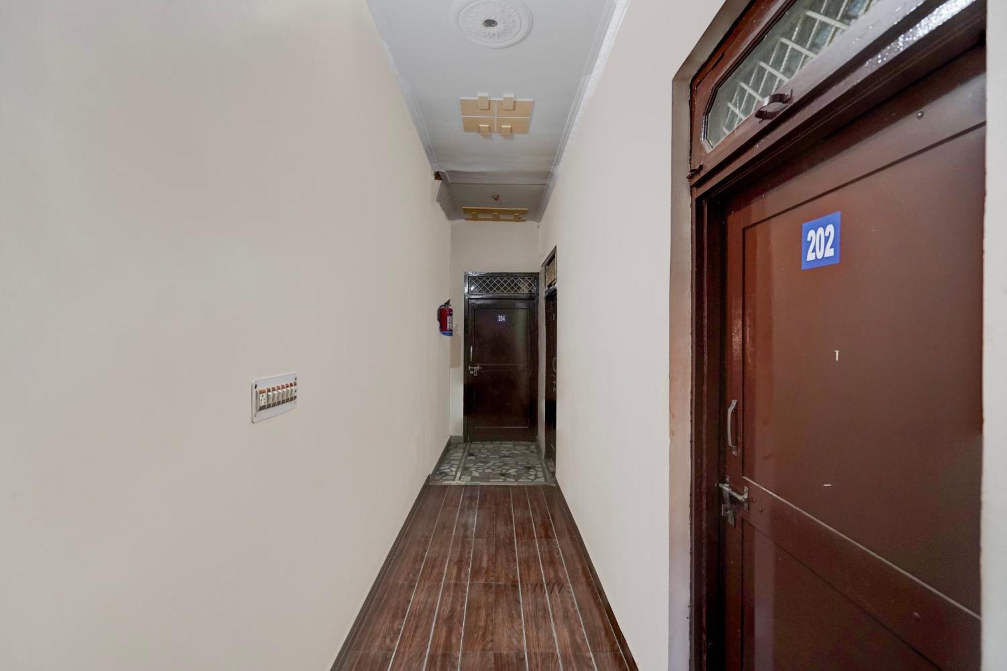 Oyo Hotel Maharaja Palace มีรัท ภายนอก รูปภาพ
