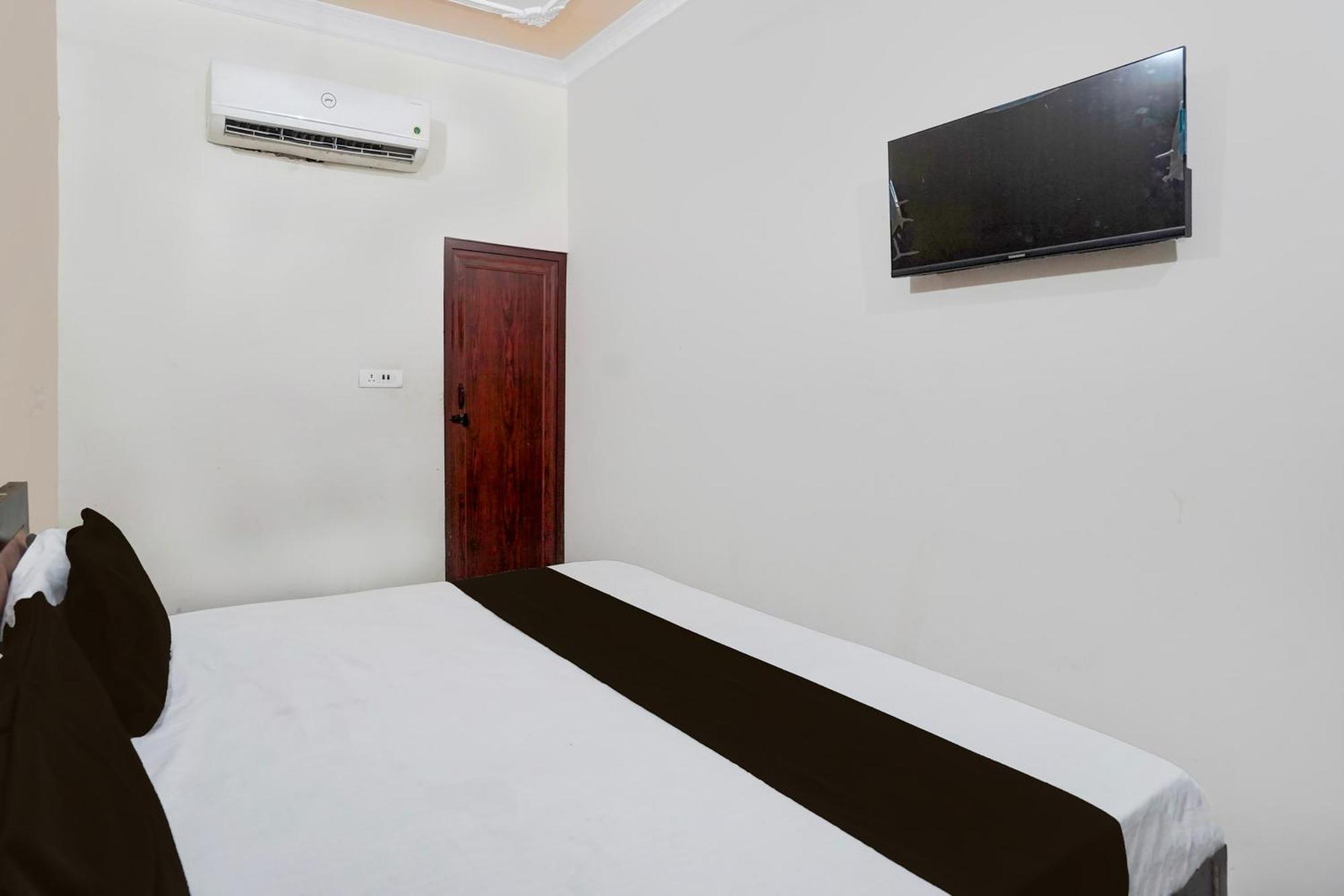 Oyo Hotel Maharaja Palace มีรัท ภายนอก รูปภาพ